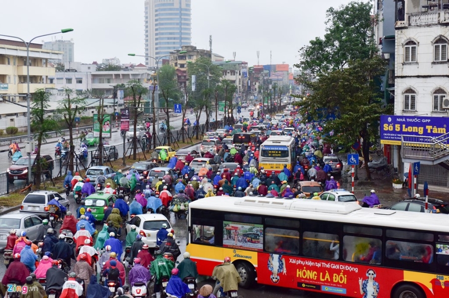 Buyt nhanh BRT 'bat luc' giua dong xe co trong mua lanh hinh anh 6