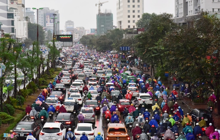 Buyt nhanh BRT 'bat luc' giua dong xe co trong mua lanh hinh anh 7