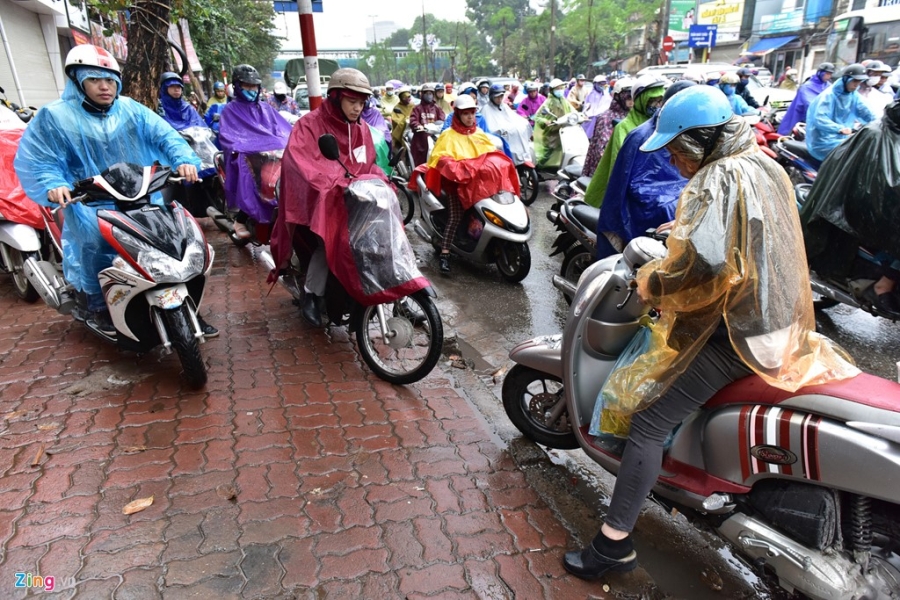 Buyt nhanh BRT 'bat luc' giua dong xe co trong mua lanh hinh anh 8