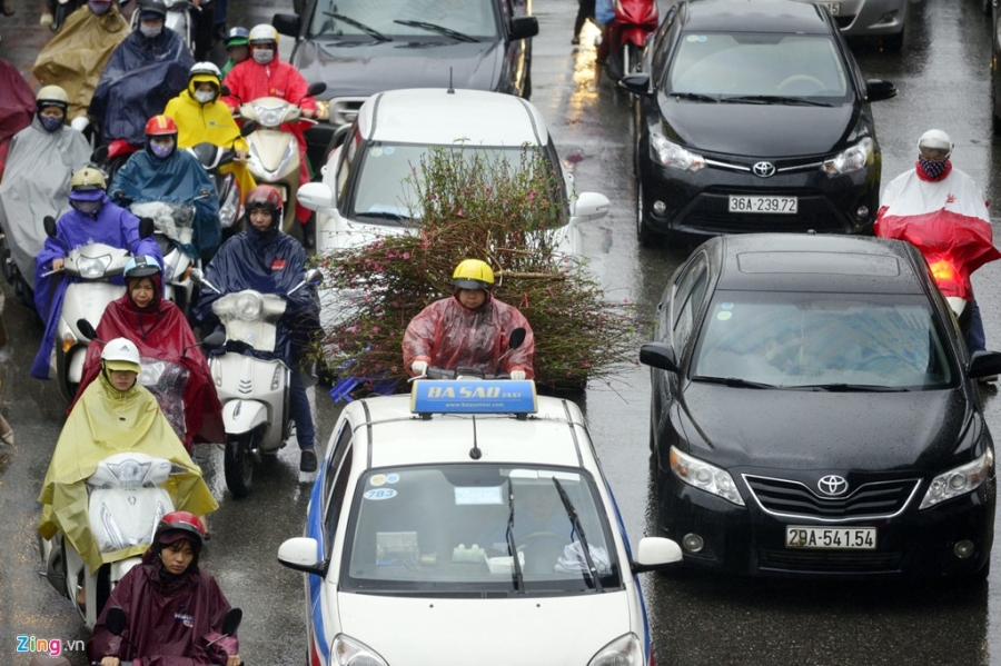 Buyt nhanh BRT 'bat luc' giua dong xe co trong mua lanh hinh anh 9