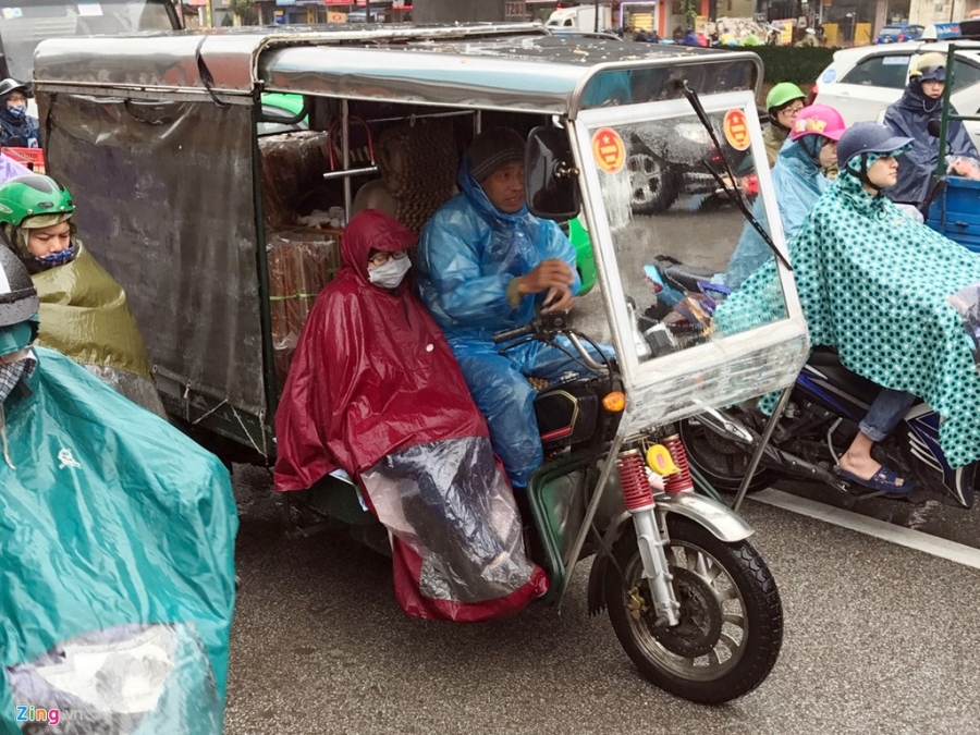 Canh khon kho trong mua ret tren duong pho Ha Noi hinh anh 1