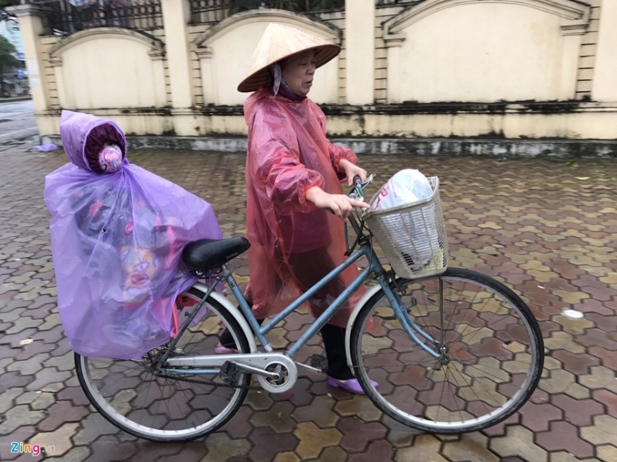 Canh khon kho trong mua ret tren duong pho Ha Noi hinh anh 2