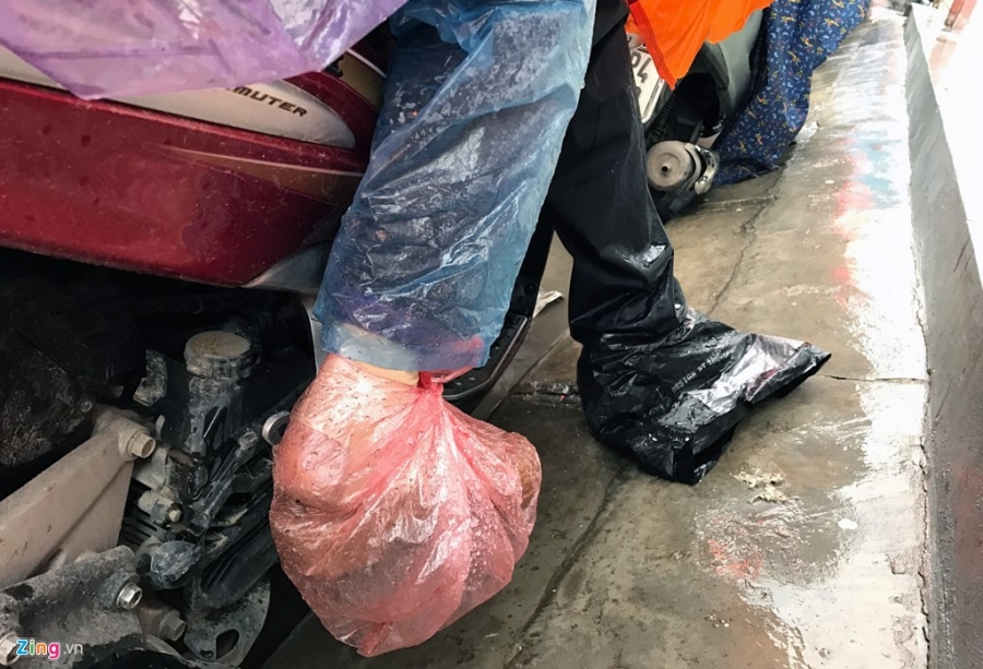 Canh khon kho trong mua ret tren duong pho Ha Noi hinh anh 11