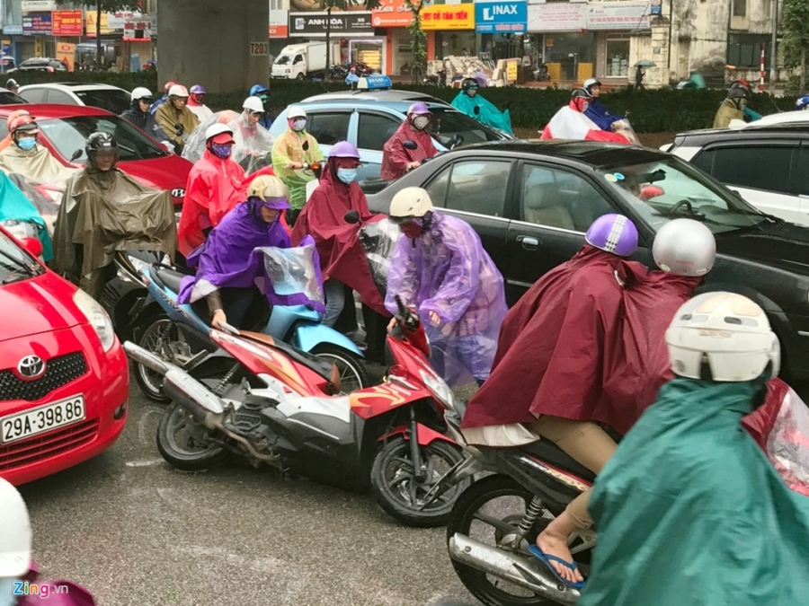 Canh khon kho trong mua ret tren duong pho Ha Noi hinh anh 12
