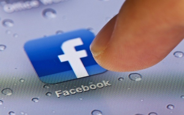 Facebook được xem là ứng dụng gây ra tình trạng hao pin nhiều nhất trên smartphone /// Ảnh: AFP