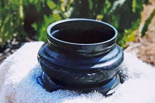 Bát nhang hương được nhóm người cho rằng là đồng đen để lừa đảo. Ảnh: Khánh Hương