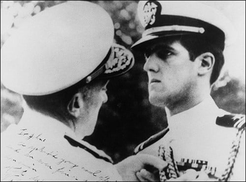 nhin lai su nghiep cua ngoai truong my john kerry hinh 3