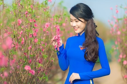 Nữ sinh duyên dáng bên vườn đào ngày cận Tết gây sốt - ảnh 2