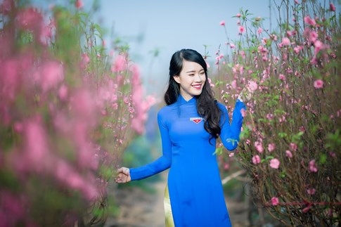 Nữ sinh duyên dáng bên vườn đào ngày cận Tết gây sốt - ảnh 3