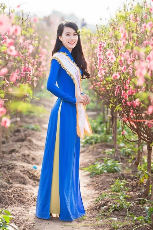 Nữ sinh duyên dáng bên vườn đào ngày cận Tết gây sốt - ảnh 4