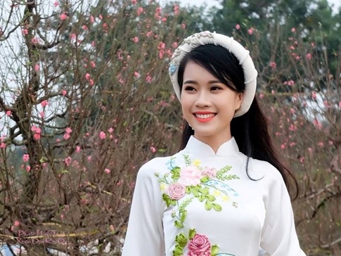 Nữ sinh duyên dáng bên vườn đào ngày cận Tết gây sốt - ảnh 9