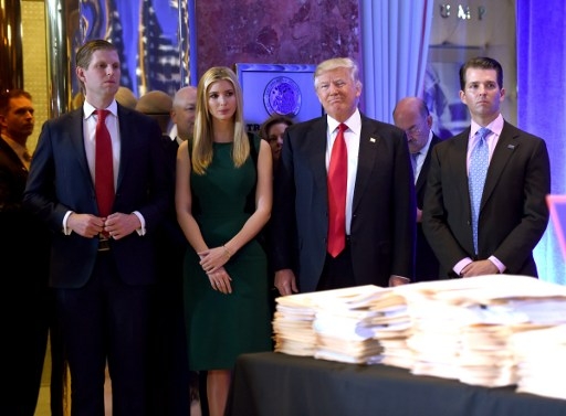  Ông Trump cùng các con trong cuộc họp báo (Ảnh: AFP) 