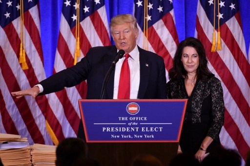  Luật sư Sheri Dillon xuất hiện cùng ông Trump trong buổi họp báo (Ảnh: AFP) 