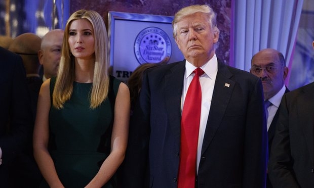  Ông Trump và con gái Ivanka trước cuộc họp báo (Ảnh: AP) 