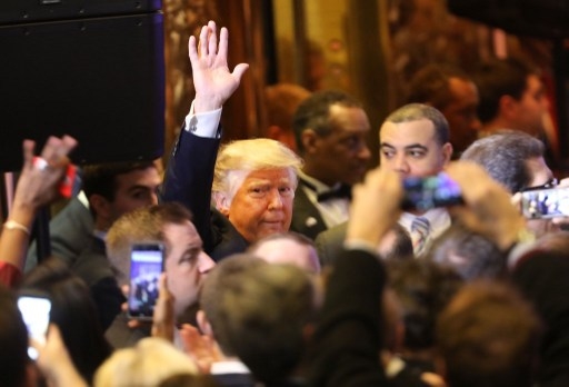  Ông Trump xuất hiện trong vòng vây của báo giới (Ảnh: AFP) 