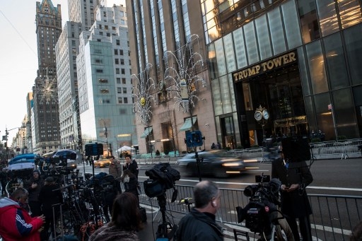  Các phóng viên tập trung bên ngoài Tháp Trump, đại bản doanh của ông Trump ở New York (Ảnh: AFP) 