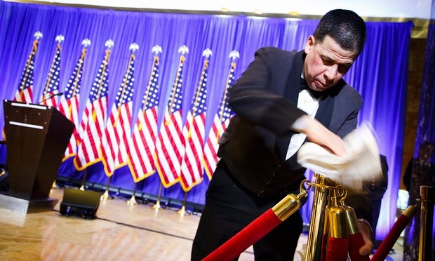  Một nhân viên đang chuẩn bị cho cuộc họp báo của ông Trump tại sảnh Tháp Trump ở New York (Ảnh: EPA) 
