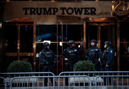  Cảnh sát bảo vệ Tháp Trump ở New York, nơi diễn ra cuộc họp báo của ông Trump (Ảnh: AFP) 