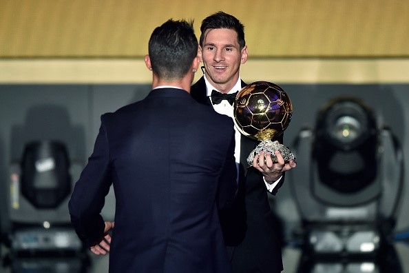 Ronaldo muon nhan dien thoai chuc mung tu Messi hinh anh 1