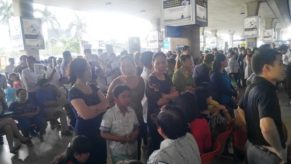 Tân Sơn Nhất trong ùn, ngoài tắc từ giữa trưa đến chiều