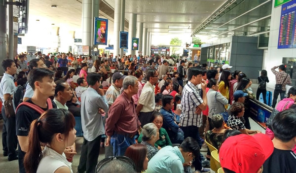 Tân Sơn Nhất trong ùn, ngoài tắc từ giữa trưa đến chiều