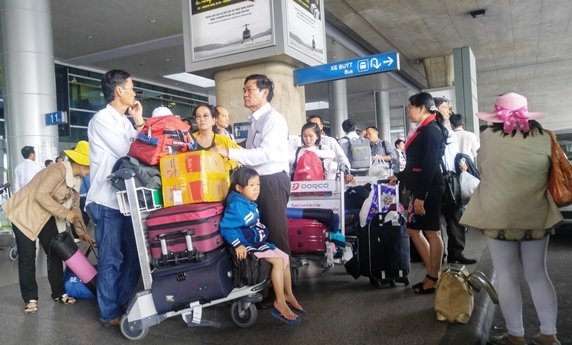 Tân Sơn Nhất trong ùn, ngoài tắc từ giữa trưa đến chiều
