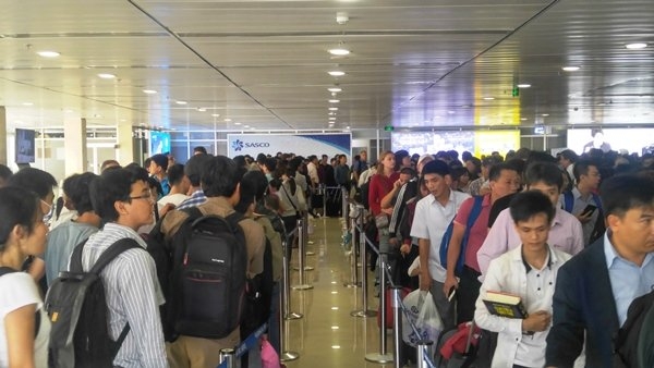 Tân Sơn Nhất trong ùn, ngoài tắc từ giữa trưa đến chiều