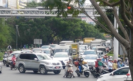 Tân Sơn Nhất trong ùn, ngoài tắc từ giữa trưa đến chiều