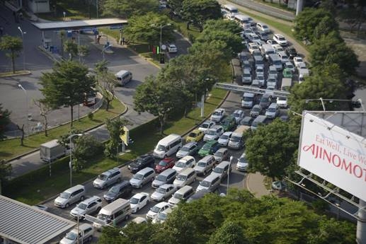 Tân Sơn Nhất trong ùn, ngoài tắc từ giữa trưa đến chiều