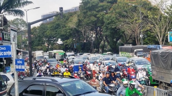 Tân Sơn Nhất trong ùn, ngoài tắc từ giữa trưa đến chiều