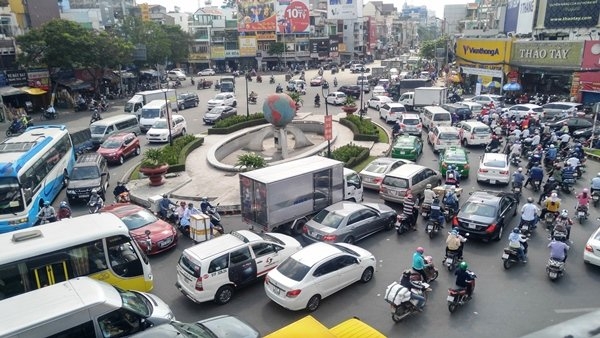 Tân Sơn Nhất trong ùn, ngoài tắc từ giữa trưa đến chiều