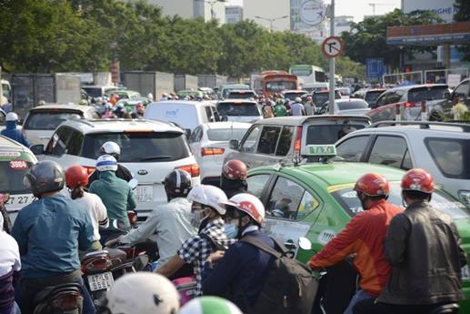 Tân Sơn Nhất trong ùn, ngoài tắc từ giữa trưa đến chiều