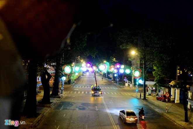 Trang dem sua den trang tri bi che loe loet o Sai Gon hinh anh 13