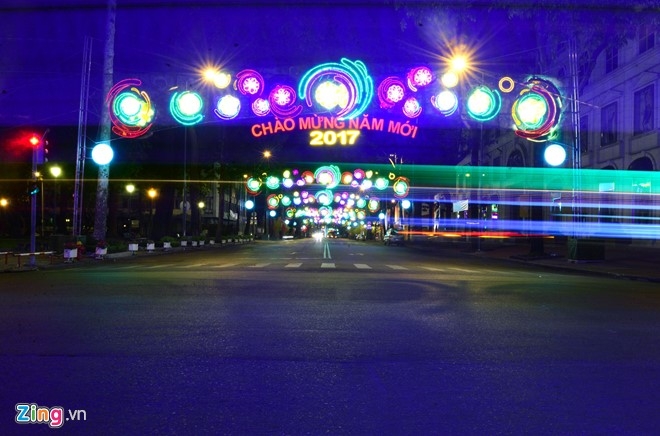 Trang dem sua den trang tri bi che loe loet o Sai Gon hinh anh 14