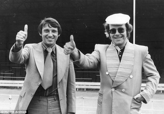  Graham Taylor (trái) và Elton John (phải) từng gắn bó với nhau nhiều năm 
