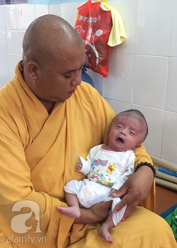 Lùm xùm vụ trục lợi tiền ủng hộ bé bị não úng thủy chữa trị tại Singapore, tình nguyện viên và sư thầy lên tiếng - Ảnh 1.
