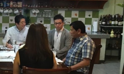 Ong Duterte moi ong Abe an sang, khoe giuong ngu o nha rieng hinh anh 1