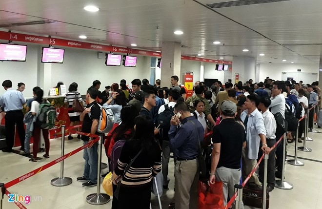 San bay Tan Son Nhat chat cung nguoi dip giap Tet hinh anh 2