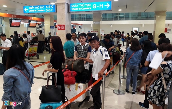 San bay Tan Son Nhat chat cung nguoi dip giap Tet hinh anh 3
