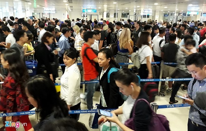 San bay Tan Son Nhat chat cung nguoi dip giap Tet hinh anh 6