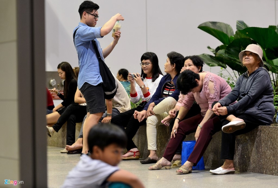 Tan Son Nhat ngap nguoi don Viet kieu ve an Tet hinh anh 7