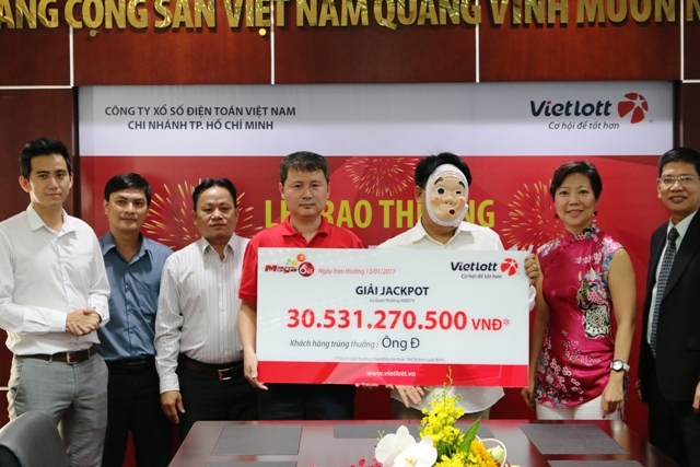 vietlott trao thuong jackpot cho khach hang trung hon 30 ty dong hinh anh 1
