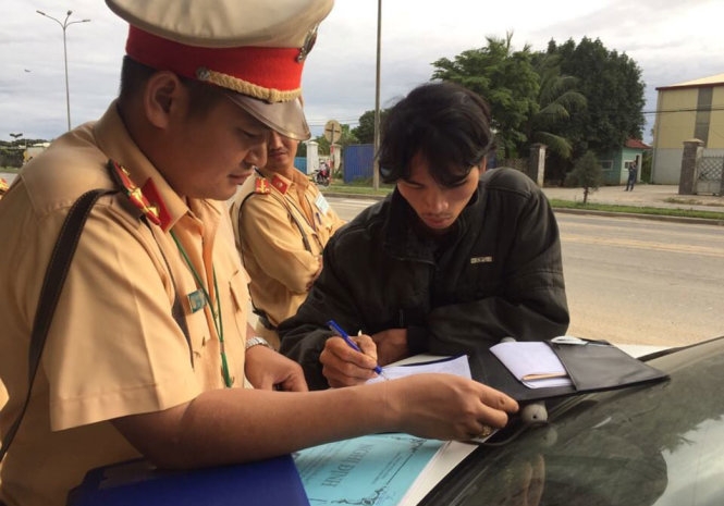 ​Độ cả súng đại liên, băng đạn trên mô tô    