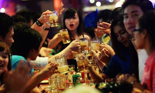 hang-bia-ngoai-dat-cuoc-vao-ban-nhau-cua-nguoi-viet-1