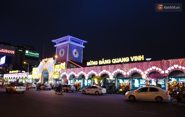 Lại tranh cãi về cách trang trí trái tim đỏ rực ở cổng chính chợ Bến Thành Sài Gòn - Ảnh 12.