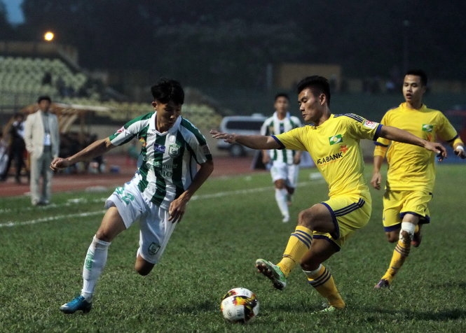 Ngoại binh Thanh Hóa nhận thẻ đỏ, xúc phạm khán giả