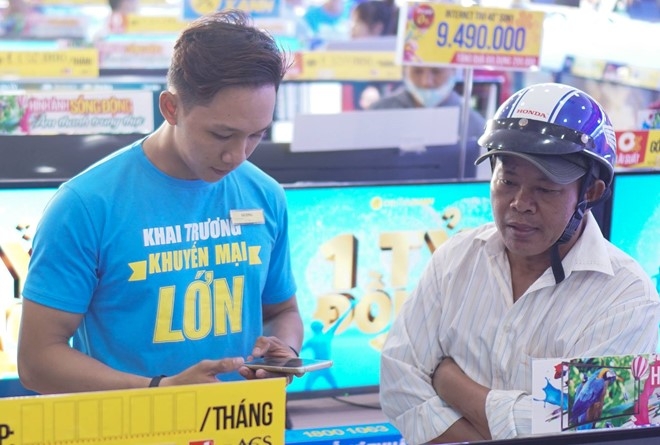 Giam gia hon chuc trieu dong, khach hang o at len doi TV hinh anh 3