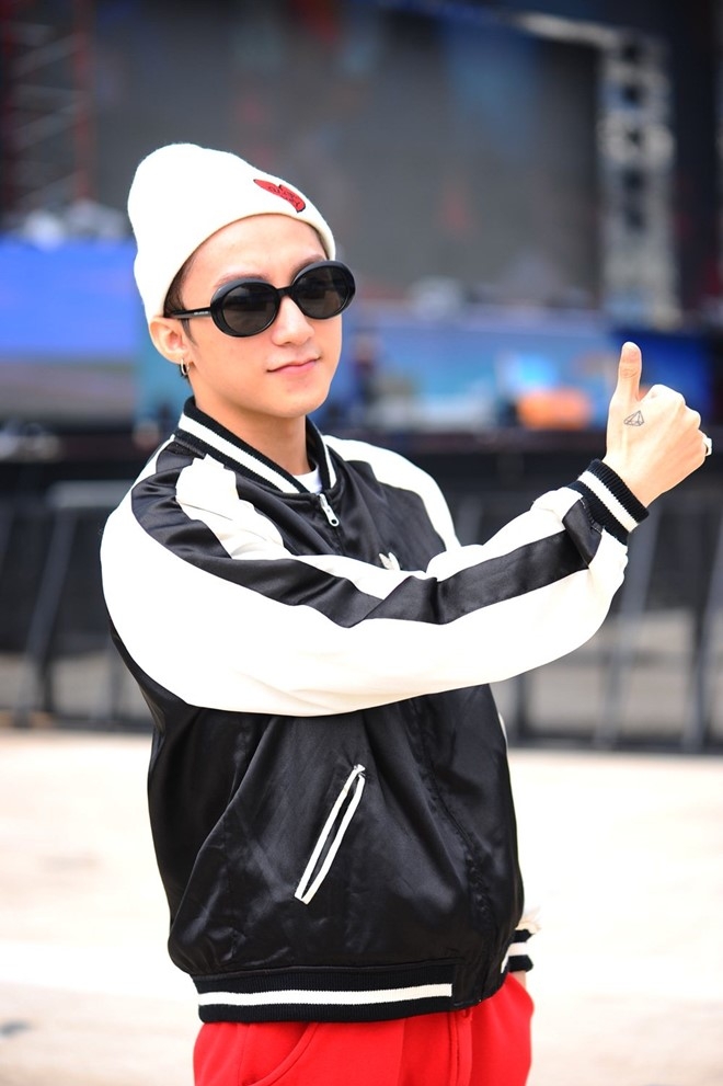 Hinh anh hiem hoi Son Tung va nhac si Huy Tuan chuyen tro hinh anh 4