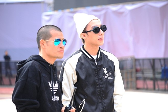 Hinh anh hiem hoi Son Tung va nhac si Huy Tuan chuyen tro hinh anh 5