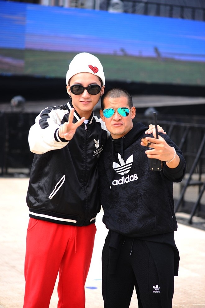 Hinh anh hiem hoi Son Tung va nhac si Huy Tuan chuyen tro hinh anh 6